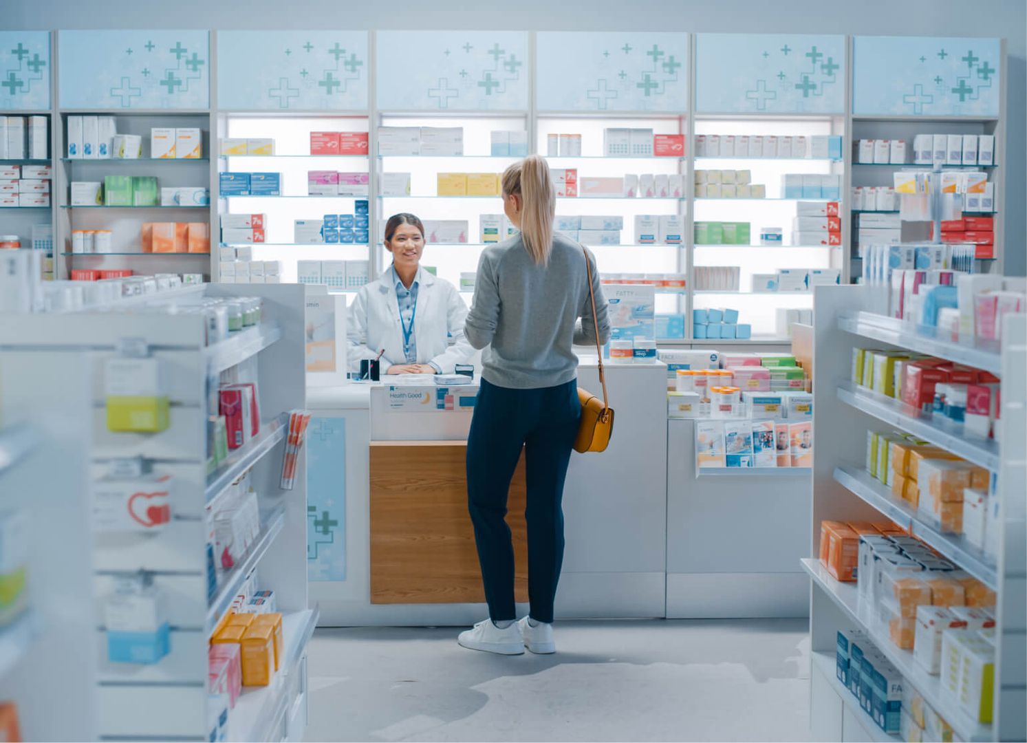 Eine Kundin wird in einer Apotheke beraten